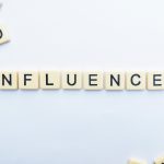 Znak influencer koji pokazuje da su Influenseri koji reklamiraju proizvode - novo lice marketinga