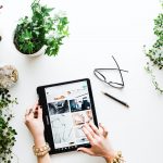 Žena sa tabletom uči stvari koje treba da znate o internet prodaji