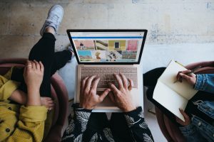 Mladi gledaju laptop