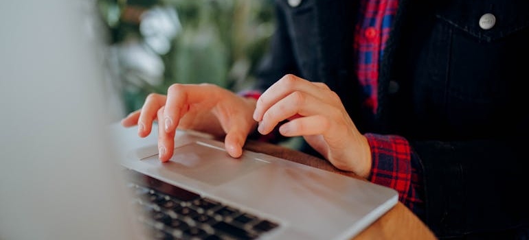 Osoba pravi brend što je važno kada govorimo o tome kako da mala firma dobije rast i prepoznatljivost.