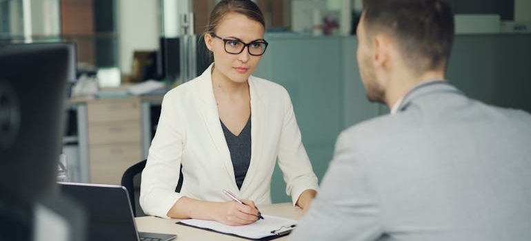 Dve osobe na sastanku.